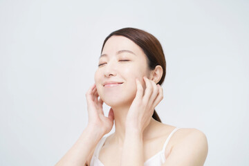 美容イメージ・顔を触る女性