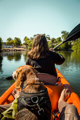 pareja haciendo kayak con su perro 
