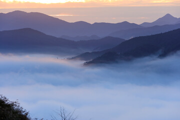 夜明けの山並みと雲海