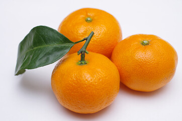 葉の付いたミカン