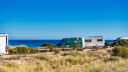 Obraz premium Camper car on beach, camping on seashore