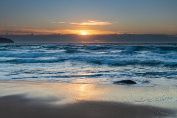 Obraz premium Sunrise seascape with light cloud and waves