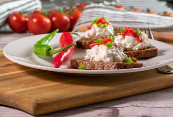 Protein fitness sandwich mit Hüttenkäse, Schnittlauch und Paprika