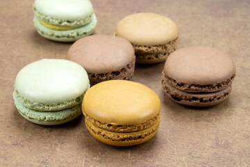 plusieurs macarons sur une table