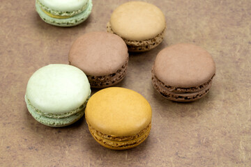 plusieurs macarons sur une table