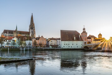 Naklejka premium Berühmte Stadtansicht von Regensburg und Promenade mit steinerne Brücke dem Fluss Donau die historische Altstadt und der Dom Sankt Peter, Deutschland