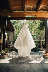 Abito nuziale della sposa sospeso in giardino