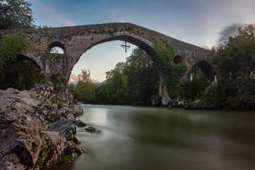 Fototapeta na wymiar long exposure of the medieval stone bridge and the river with silk effect