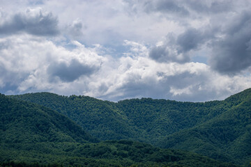 Naklejka premium Mountain landscape against cloudy sky