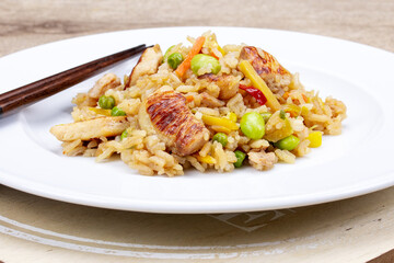riz cuisiné au poulet grillé et aux légumes