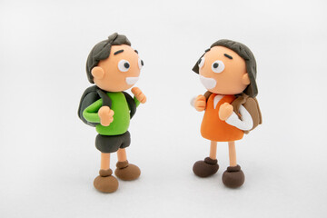 粘土の小学生の男の子と女の子