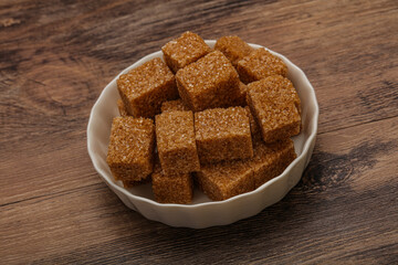 Cane sugar cubs in the bowl