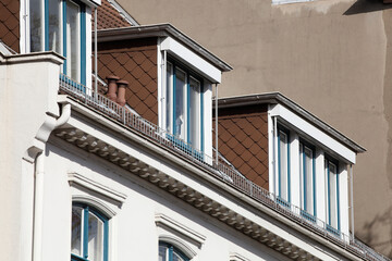 Dach und fenster an einem alten weissen Wohngebäude, Bremen, Deutschland, Europa