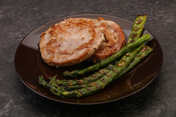 Grilled tuna steak with asparagus