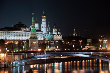 Fototapeta na wymiar Paisaje urbano nocturno en Moscú, Rusia