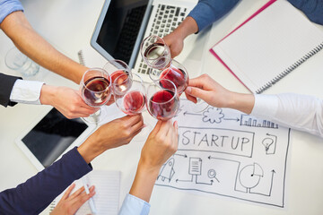 Start-Up Business Team feiert mit Rotwein