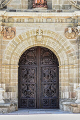 Detalle puerta de estilo renacentista en la catedral de Astorga, España