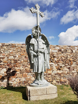 Estatua de arcangel con baculo y cruz en los jardines del palacio episcopal de Astorga