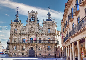 Fototapeta na wymiar Vista del hermoso ayuntamiento de Astorga de estilo arquitectonico barroco con campana, figuras y reloj en la espadaña