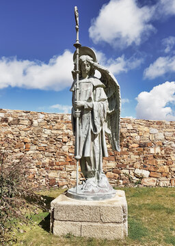 Hermosa estatua de un arcangel en los jardines del palacio episcopal de Astorga