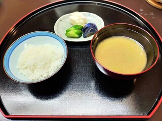 お盆の上のご飯と味噌汁と漬物