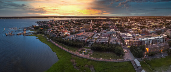 Fototapeta premium Charleston skyline during yellow sunset