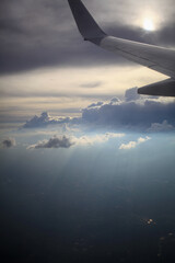 Widok z okna samolotu, słońce i chmury