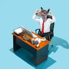 Manager unter der Leitung von Hirschen, die den Sieg feiern, keine Fristen. Copyspace zum Einfügen Ihres Textes. Modernes Design. Zeitgenössische Kunst. Kreative konzeptionelle und farbenfrohe Collage. Lifestyle-Konzept für Büroangestellte. © master1305