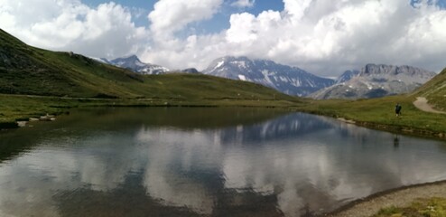 Fototapeta na wymiar Montagne et lac, Hautes-Alpes 