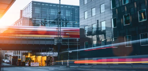 Foto auf Acrylglas Berliner Stadtverkehr im Büroviertel. Autos und Zug Bewegungsunschärfe Langzeitbelichtung © AA+W