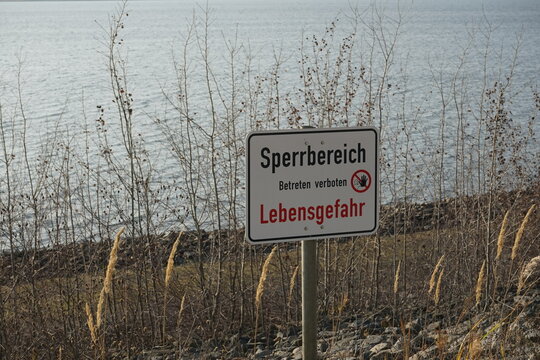 Sperrschild am neuen See in Brandenburg