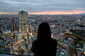 六本木の夜景と女性のシルエット　night view of Tokyo (roppongi) and women's...
