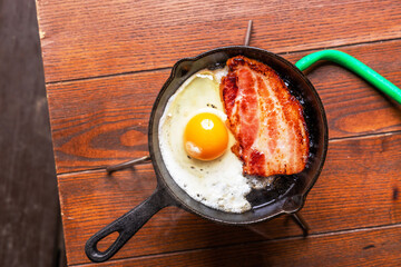 目玉焼きと鉄鍋　Fried eggegg and iron fry pan