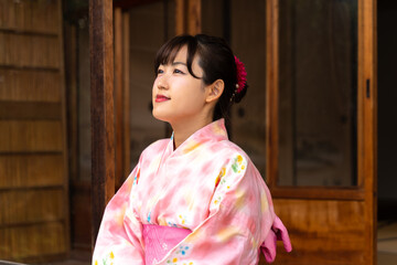 縁側に座る浴衣の女性