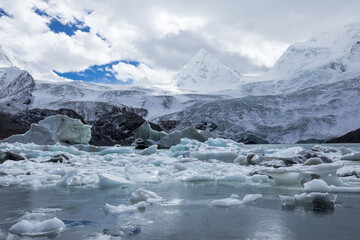 Fototapeta na wymiar Glacier lagoon in Tibet China