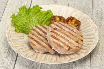 Grilled tuna steak with kumato