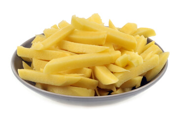 Assiette de frites crues dans une assiette en gros plan sur fond blanc