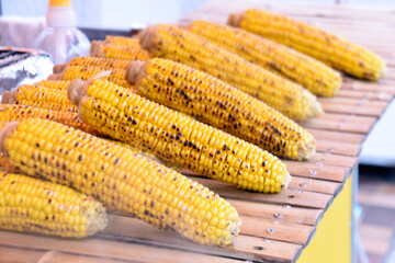 屋台の焼きとうもろこし
