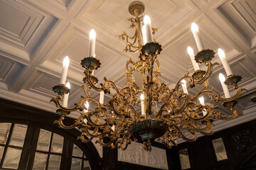 クラシカルな洋館の豪華なシャンデリア　gorgeous chandelier in the classical room