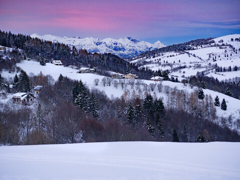 Il Monte Grappa in inverno con la neve al tramonto