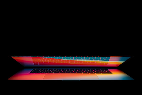MacBook Pro 2020 de 16 pulgadas, con el sistema operativo Big Sur, iluminado por su propia pantalla.