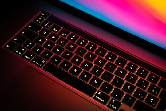 Detalle del teclado retroiluminado de un ordenador MacBook Pro 2020 de 16 pulgadas, con el sistema operativo Big Sur.