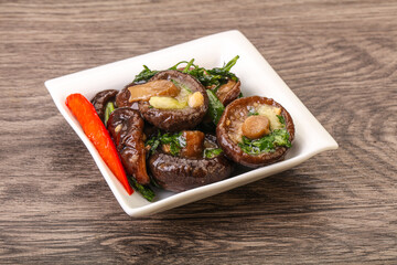 Marinated shiitake mushrooms with herbs