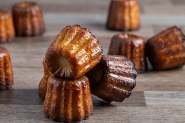 Canelés bordelais fait maison en gros plan sur une table