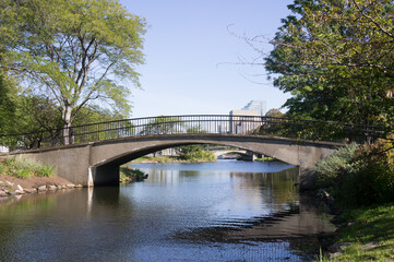 Fototapeta na wymiar Bridge over the Storrow Lagoon in Boston's Esplanade