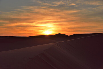 Sonnenuntergang in der Wüste mit Sanddünen