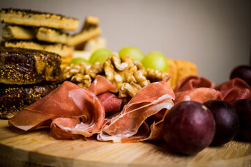 Tabla de aperitivos: Jamón, Uvas, Nueces, Panecillos de Queso, Pan de Higo...