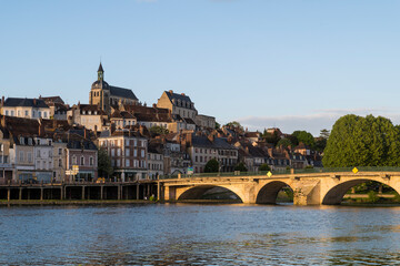 Joigny domine l'Yonne et son pont