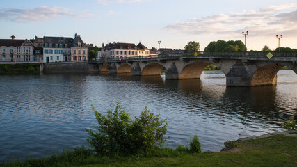 Obraz premium Joigny et son pont au dessus de l'Yonne