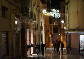 Gasse in Malaga, historisches Zentrum, bei Nacht mit Weihnachtsdeko